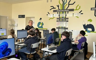 Šiandien gimnazijos LJA verslumo klasėje lankėsi Pakruojo kredito unijos vadovė Rūta Latonienė kartu su savo komanda