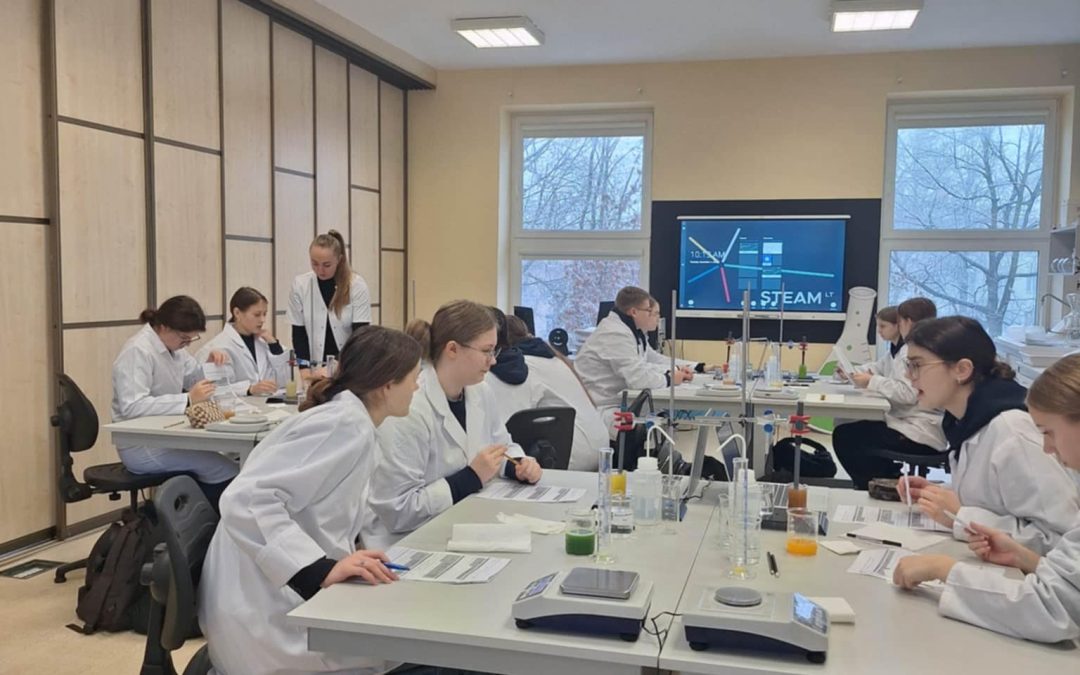 STEAM veikla: vaisių ir daržovių sulčių tyrimas